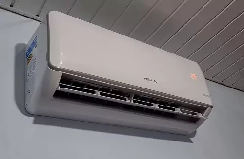 Agratto Neo Top instalado no alto de parede em cima de janela com aletas abertas