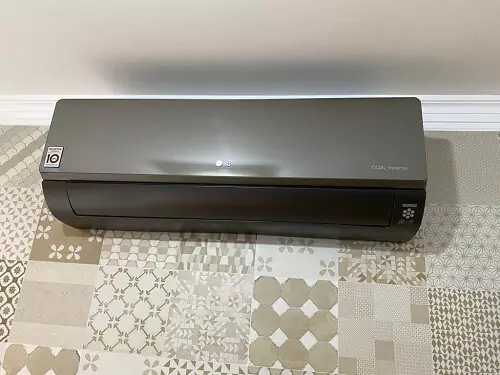 LG Dual Inverter UV Nano instalado no alto de parede com papel de parede de mosaico