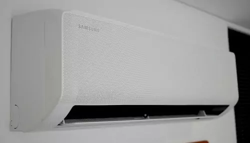 Samsung Wind Free visto de lado com modo de ventilação principal ligado