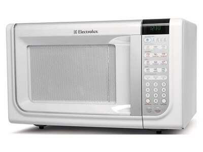 Electrolux MEF41 todo branco, com porta fosca e painel com mais de quinze botões de programação.