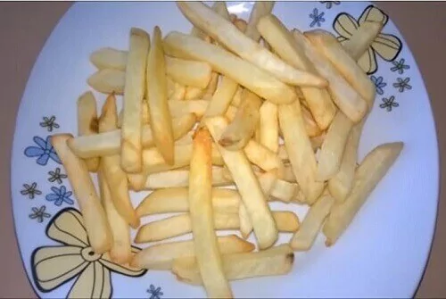 Batatas fritas congeladas preparadas em uma fritadeira sem óleo