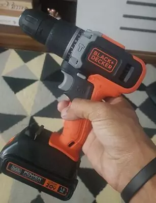 Black Decker BDC70 sendo segurada lateralmente, desligada