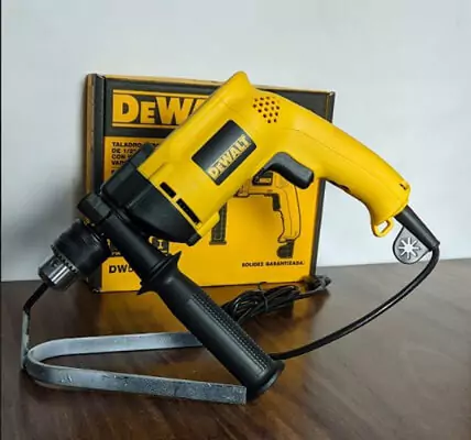 Dewalt DW508S apoiada em cima de mesa de madeira