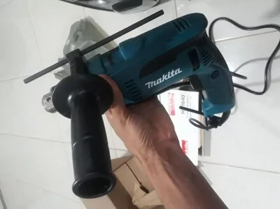 Makita HP1640 apoiada em suporte de madeira vista de cima