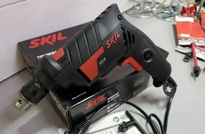 Skill 6604 em cima de mesa, apoiada na própria embalagem