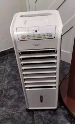 Foco no Midea AKAF1 desligado, em sala com piso cinza