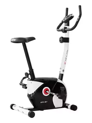 Bicicleta Ergométrica Kikos KV3 vertical alta, com corpo metálico branco e preto, selim em espuma e visor grande.