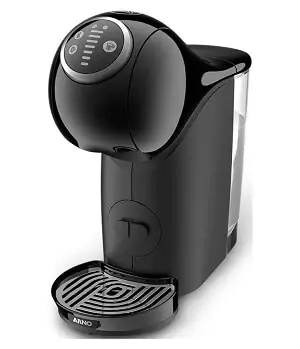 Cafeteira de cápsula Dolce Gusto Gênio S Plus, toda preta, com painel esférico de botões e corpo retangular.