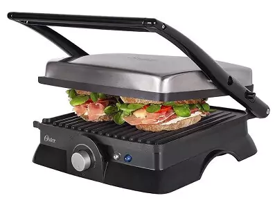 Sanduicheira grill Oster GRL210, com parte superior em inox, botão de temperatura giratório e abertura 180°.