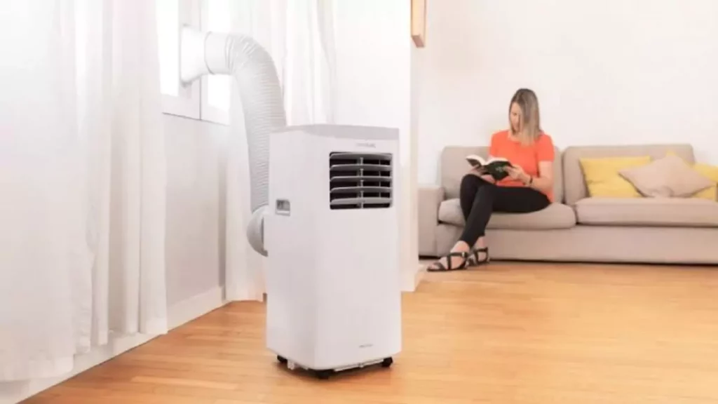 Mulher aproveitando ar condicionado portátil em sala