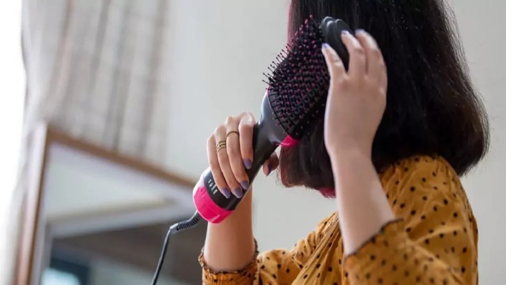 Abertura do post sobre se Escova Secadora vale a pena: Mulher de cabelo curto usando escova secadora