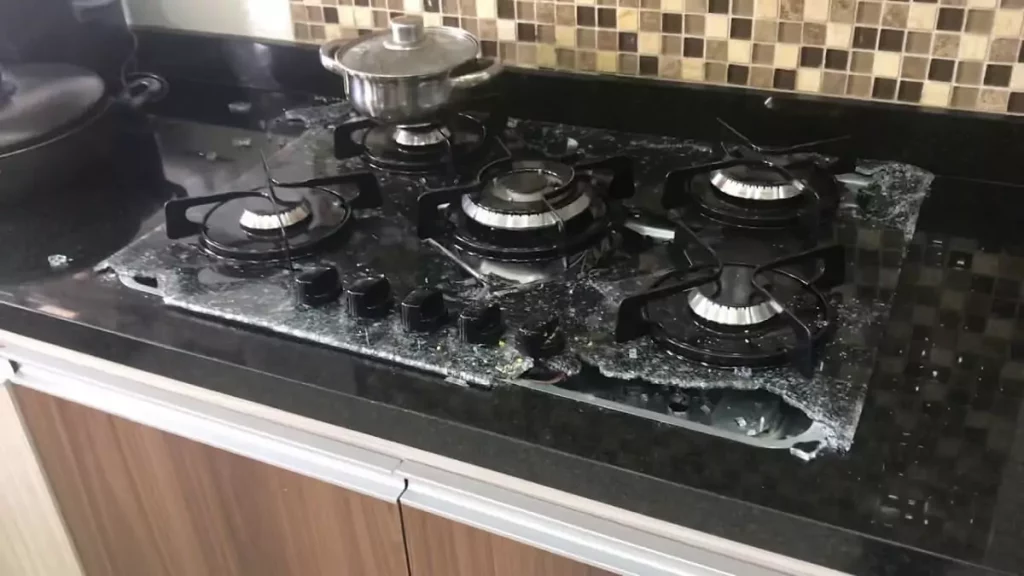 Abertur5a do post sobre porque o cooktop não funciona: Cooktop com o vidro estourado