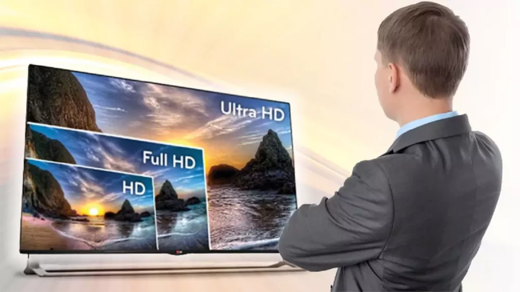 Abertura do post sobre o que é resolução 4k: Homem em frente a TV 4K