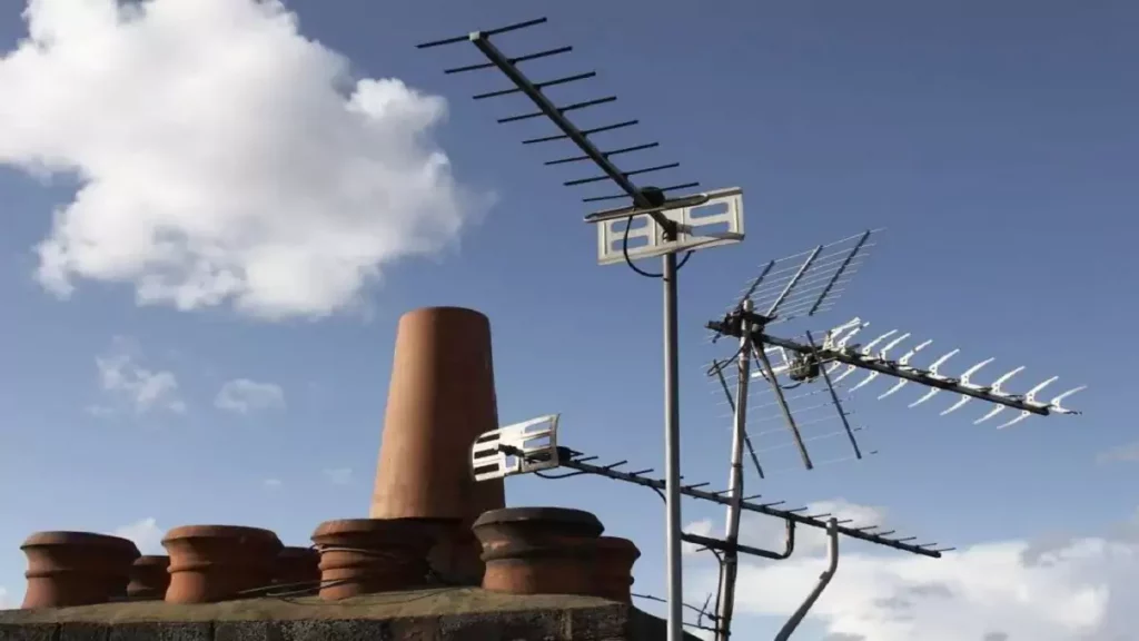 Antena digital externa instalada no teto de fábrica